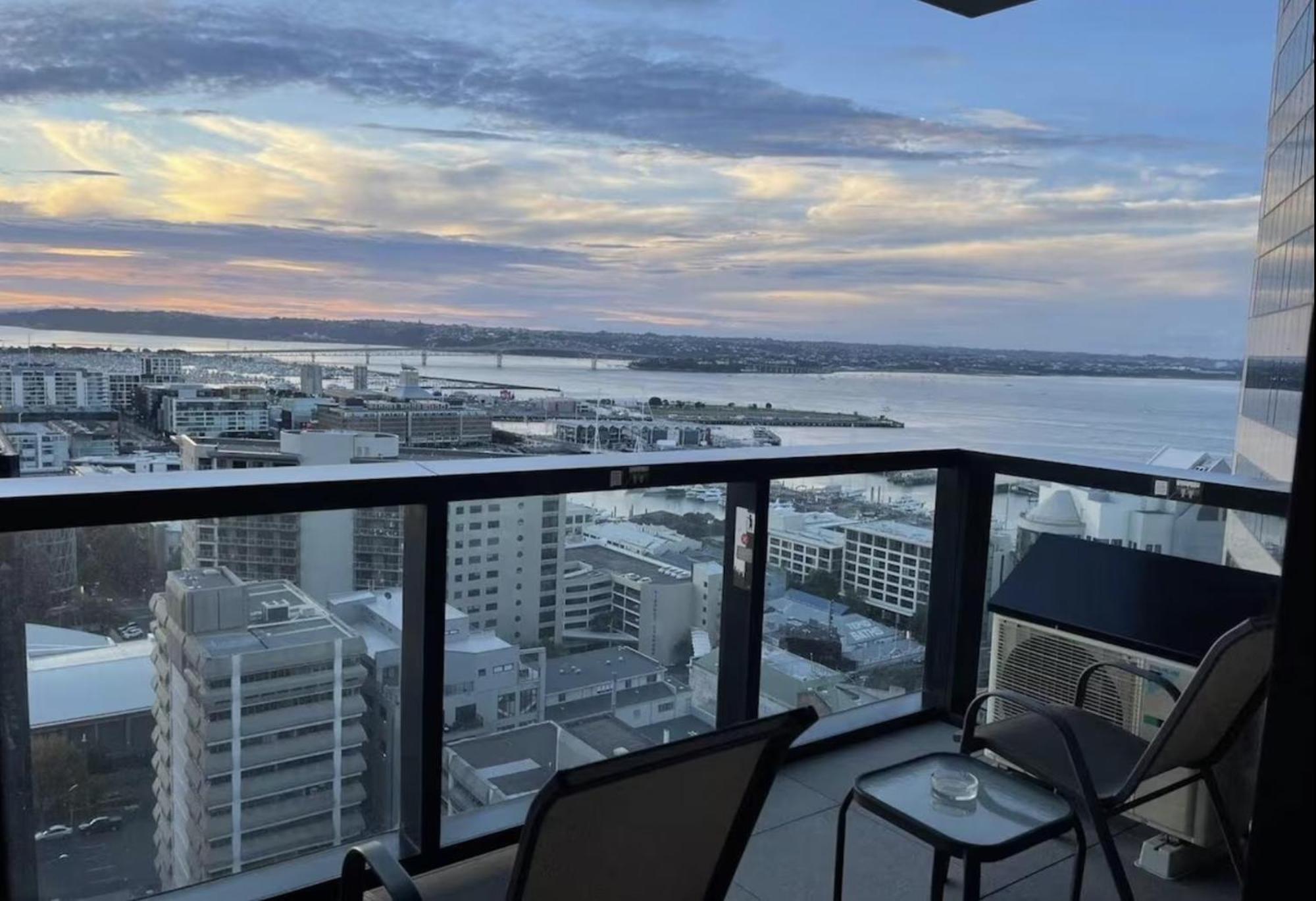 Magnificent Harbour View Skytower View Apartment In Cbd Auckland Eksteriør bilde