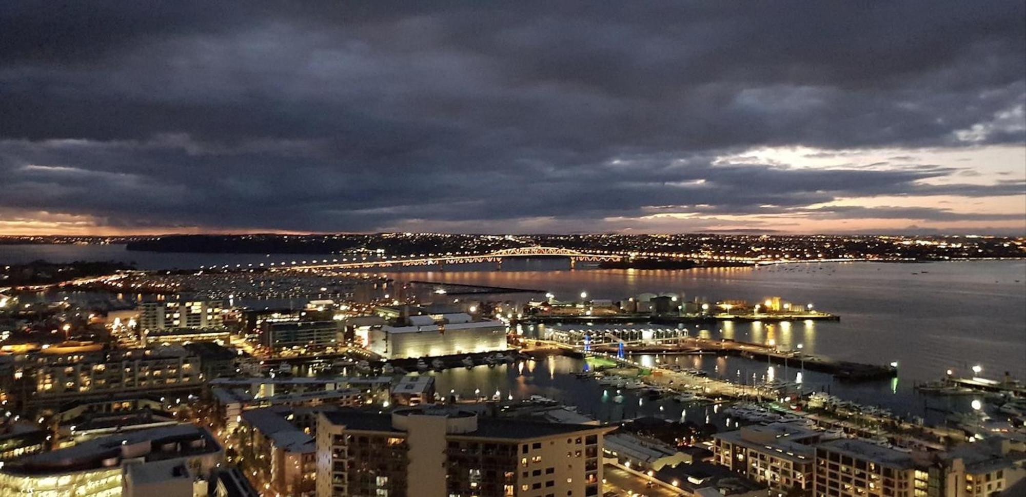 Magnificent Harbour View Skytower View Apartment In Cbd Auckland Eksteriør bilde